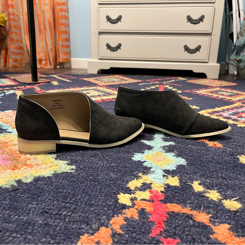 TG Side Cutout Shoes